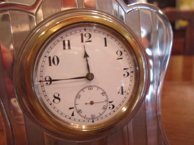 Pretty Art Deco Silver Mantel Clock - Image 4