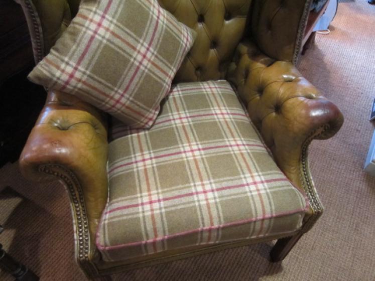 Superb Edwardian Leather Buttoned Wing Armchair - Image 2