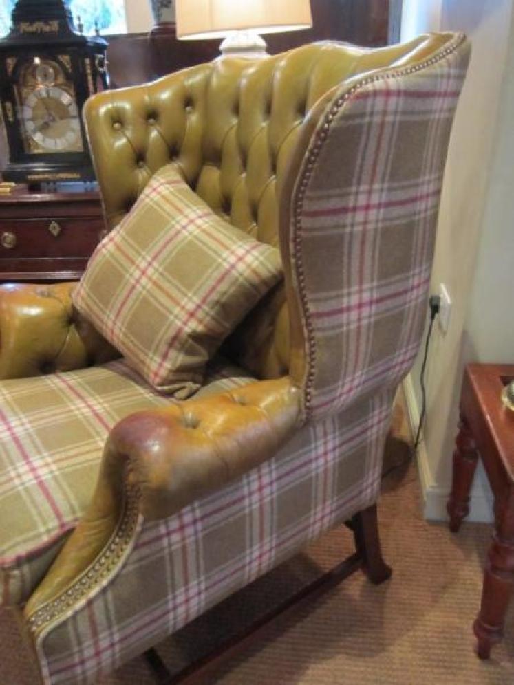 Superb Edwardian Leather Buttoned Wing Armchair - Image 3