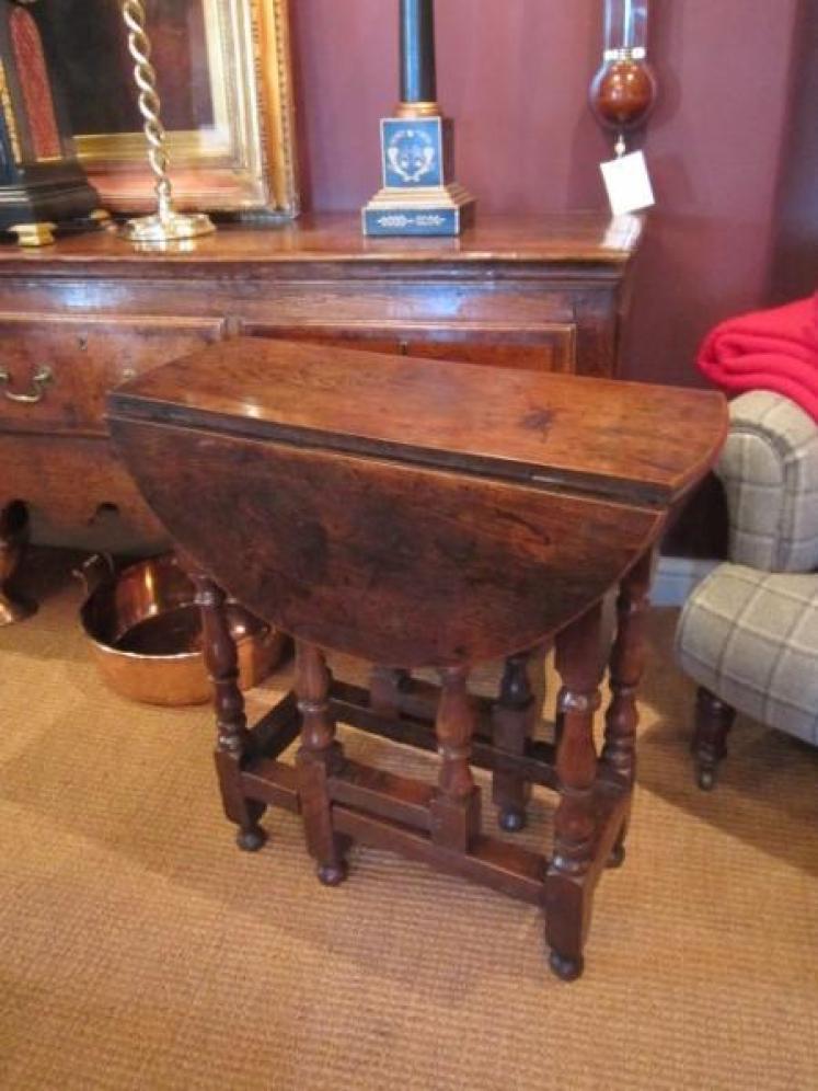 Period Early Georgian Oak Gateleg Table - Image 1