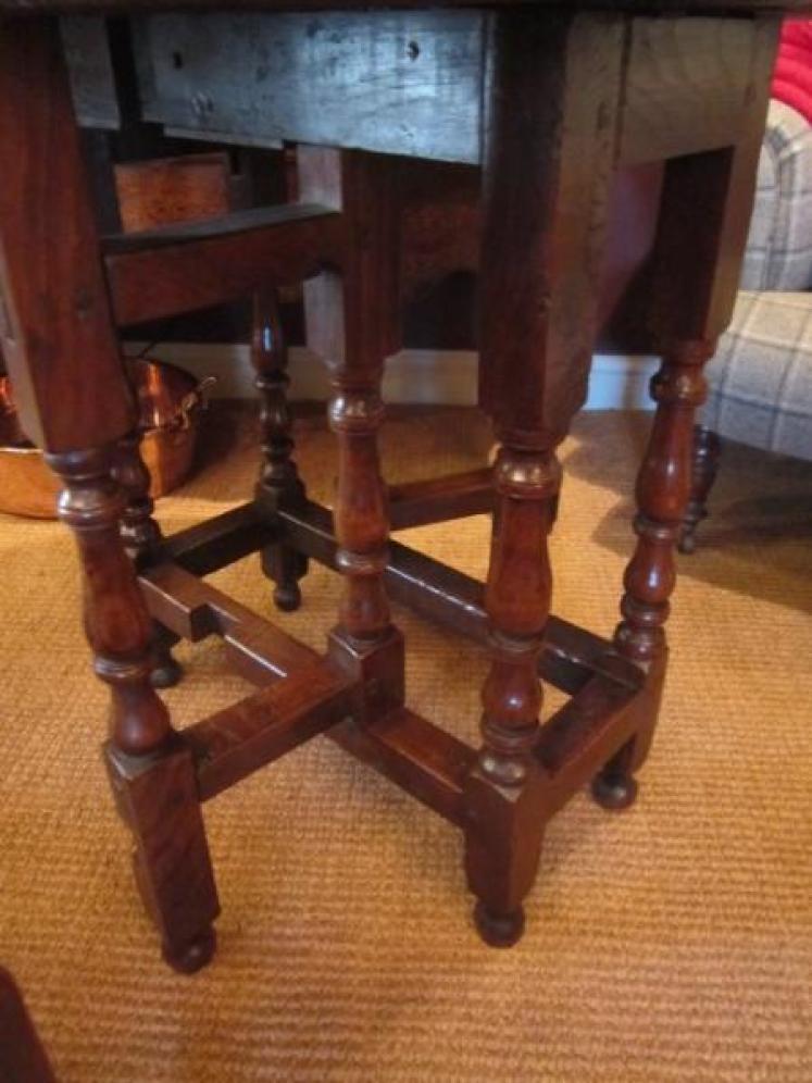 Period Early Georgian Oak Gateleg Table - Image 2