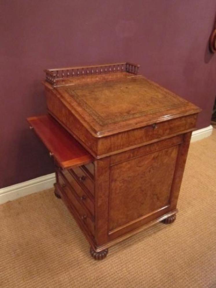 Stunning William IV Walnut Gillows Davenport Desk - Image 1