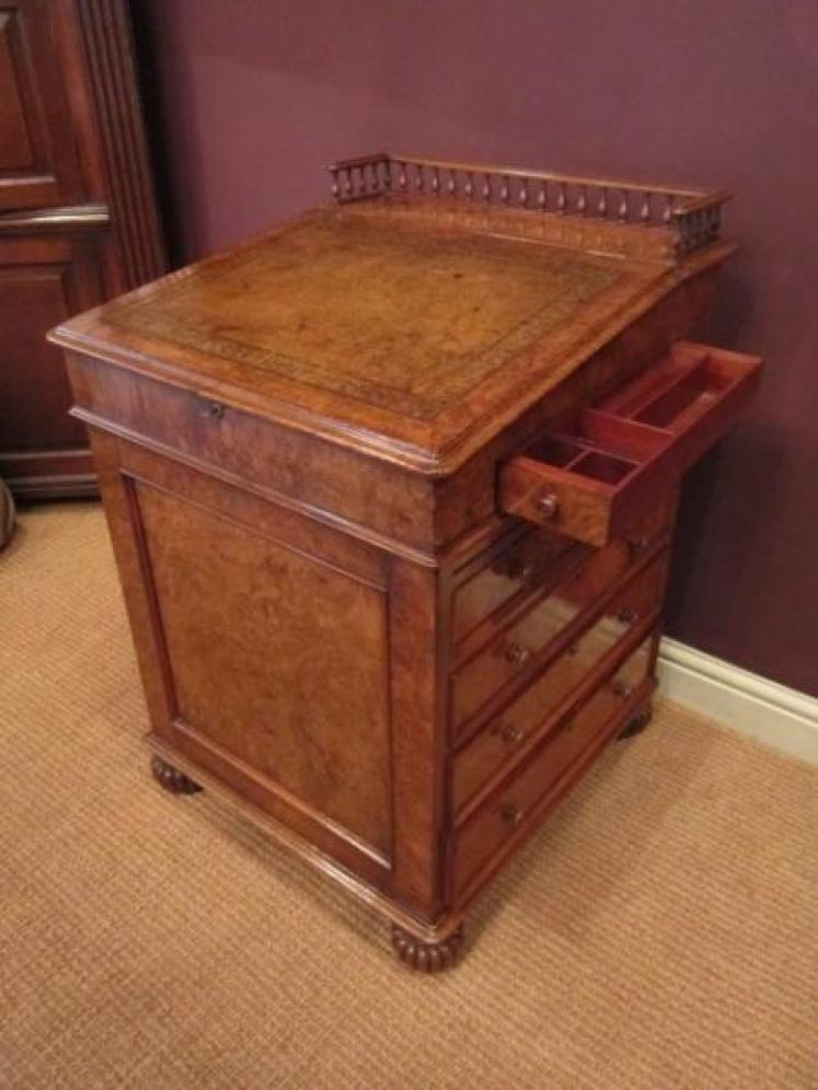 Stunning William IV Walnut Gillows Davenport Desk - Image 2