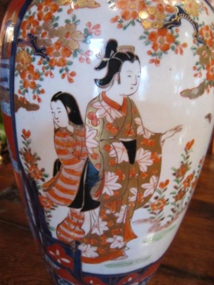 Superb Pair of 19th Century Porcelain Japanese Vases - Image 3