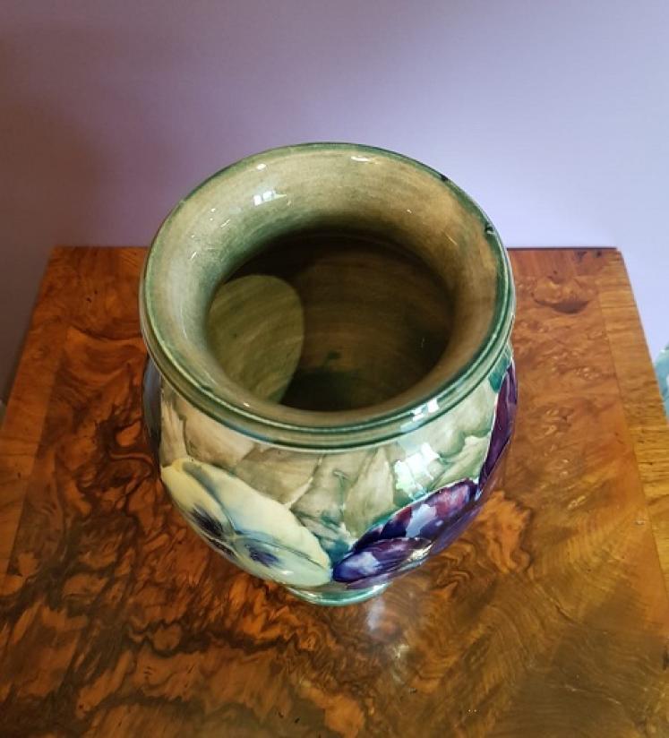 Early Moorcroft Pansy on Cream Vase - Image 3
