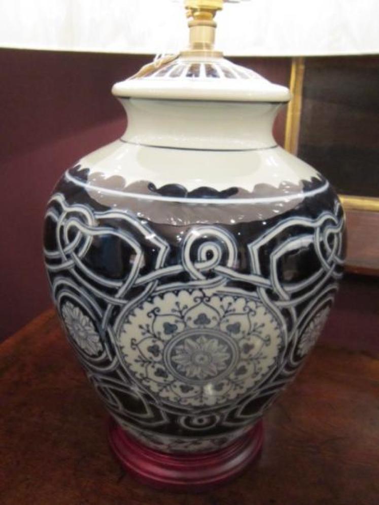 Oriental Blue & White Porcelain Table Lamp with Shade - Image 3