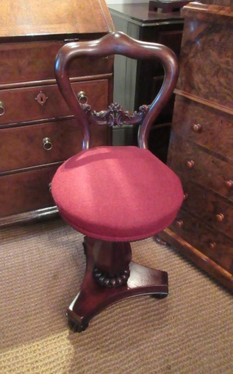 Fine Early Victorian Mahogany Rise & Fall Music Chair - Image 1