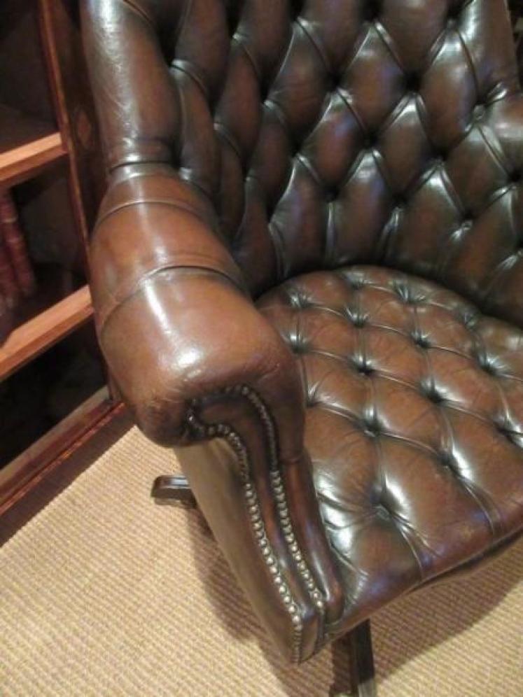 Superb 1930's Leather Buttoned Swivel Desk Chair - Image 3