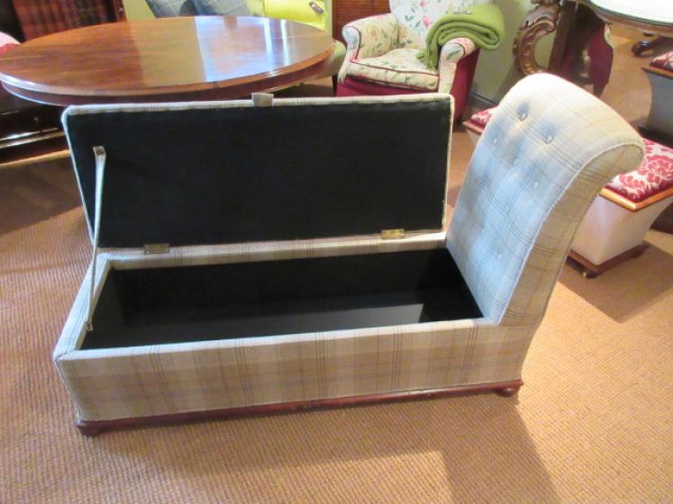 Late Victorian Upholstered Ottoman Day Bed - Image 3