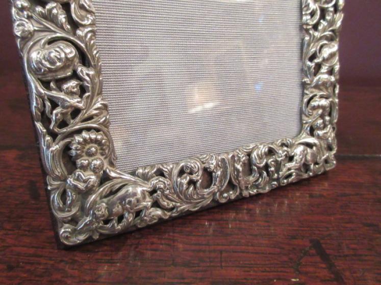 Late Victorian Cherub Decorated Silver Photo Frame - Image 3