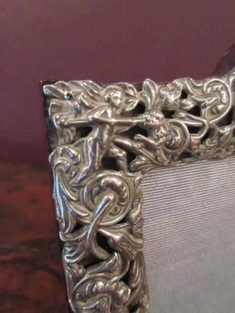 Late Victorian Cherub Decorated Silver Photo Frame - Image 5