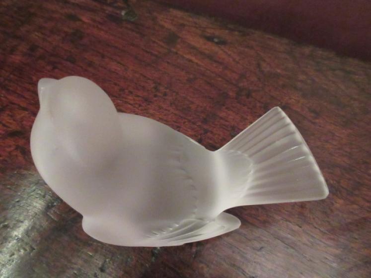 Lalique Opalescent Sitting Bird - Image 4