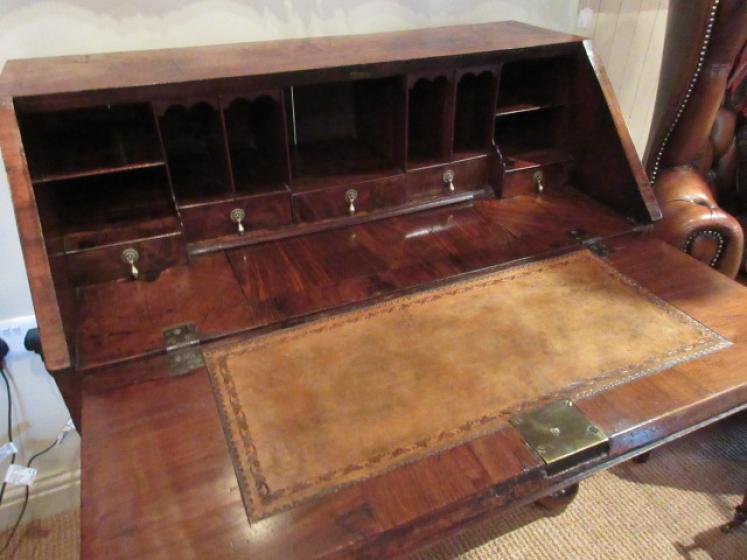 Outstanding William & Mary Period Figured Walnut Bureau - Image 4