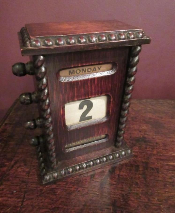Small Edwardian Period Polished Oak Desk Calendar - Image 1