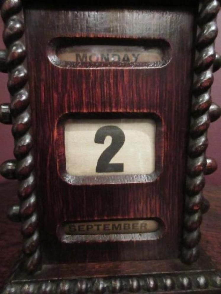 Small Edwardian Period Polished Oak Desk Calendar - Image 2