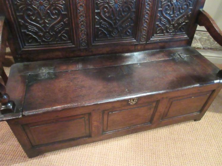 Early Period Oak Carved Back Settle.c.1700 - Image 4