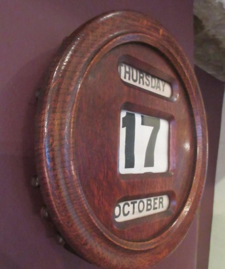 Large Victorian Polished Oak Wall Calendar - Image 2