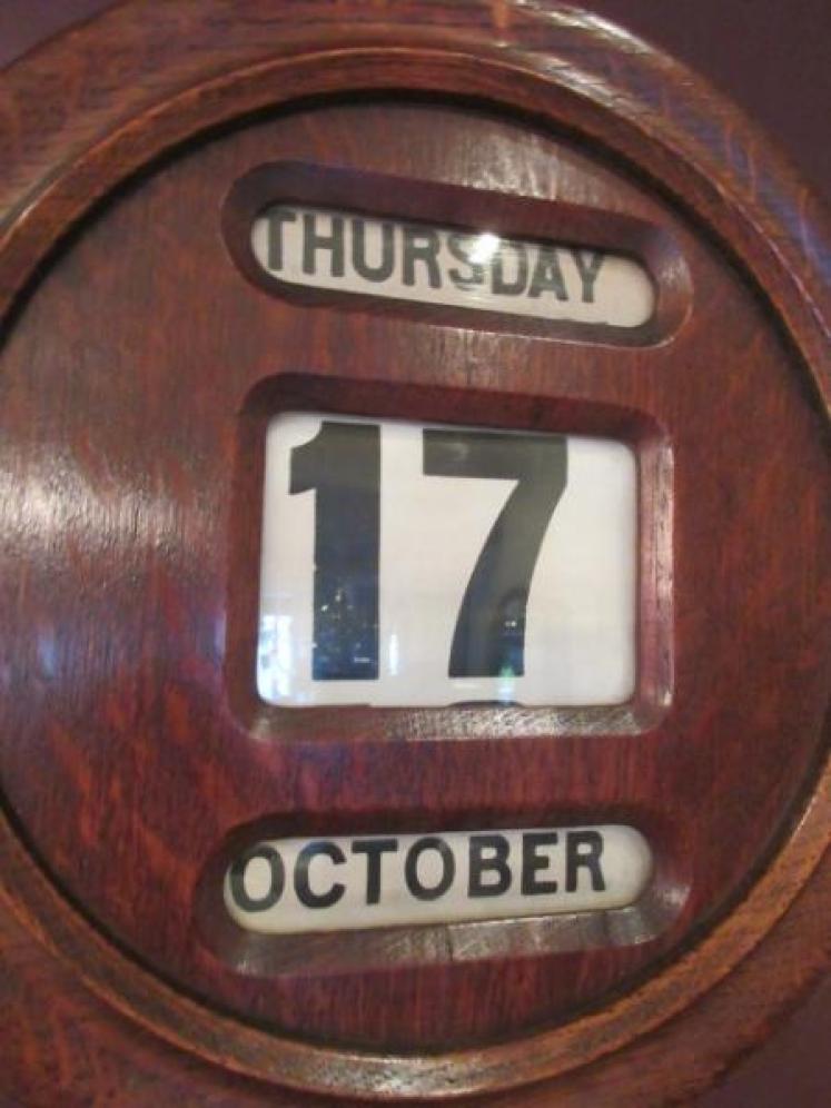 Large Victorian Polished Oak Wall Calendar - Image 4