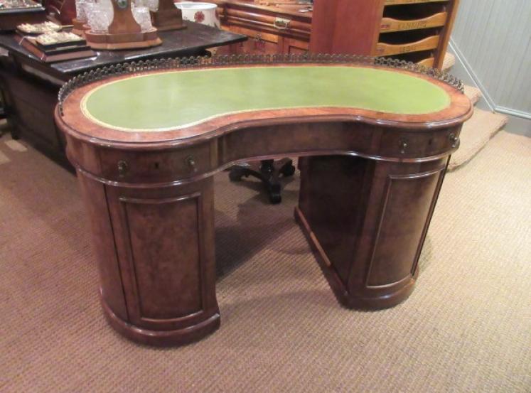 Superb Mid Victorian Burr Walnut Kidney Shaped Desk - Image 1