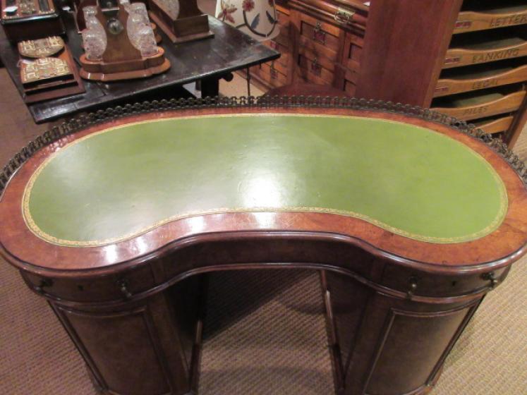Superb Mid Victorian Burr Walnut Kidney Shaped Desk - Image 2