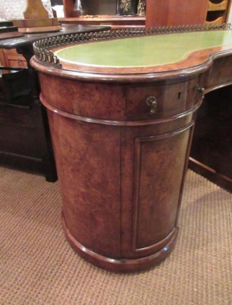 Superb Mid Victorian Burr Walnut Kidney Shaped Desk - Image 3