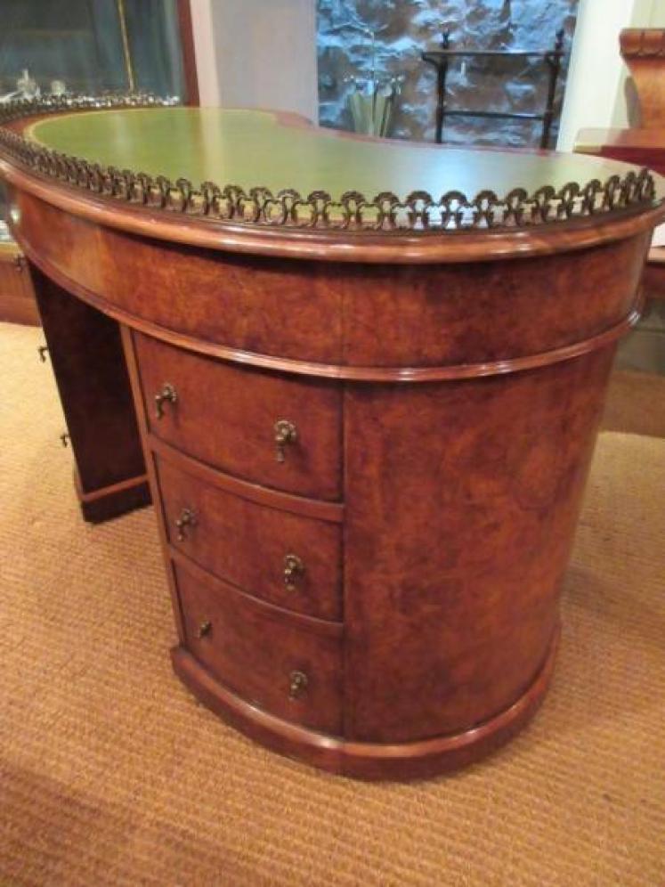 Superb Mid Victorian Burr Walnut Kidney Shaped Desk - Image 4