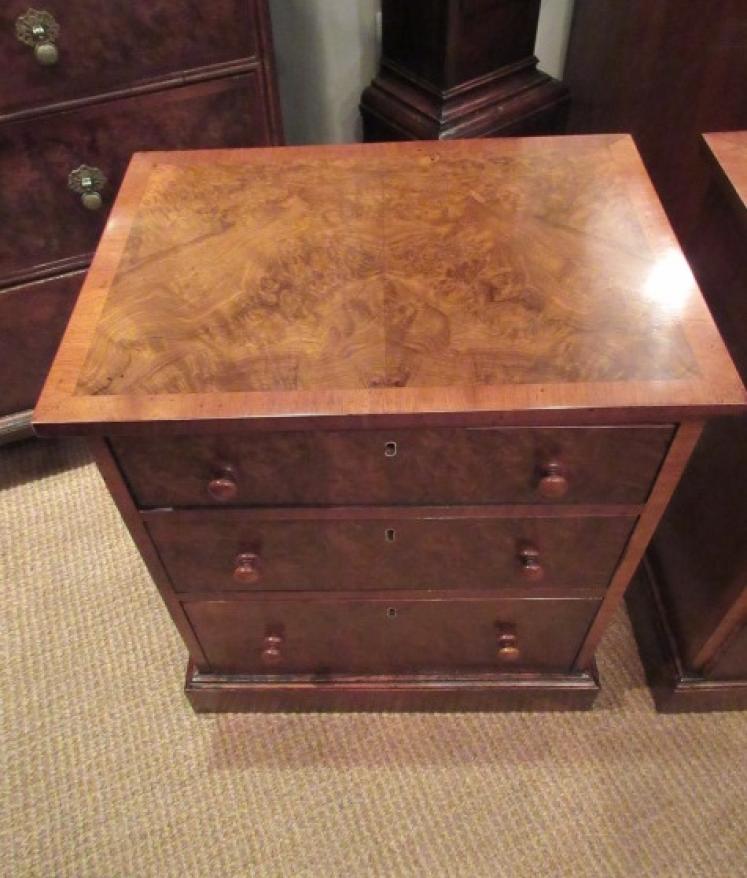 Large Pair of Mid Victorian Burr Walnut Bedside Chests - Image 3