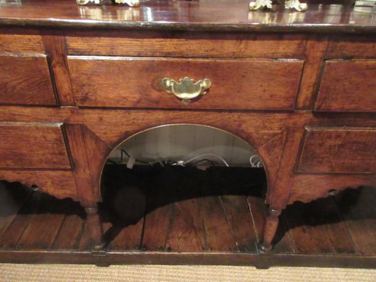 Superb Mid Georgian Oak Open Pot Board Dresser - Image 2