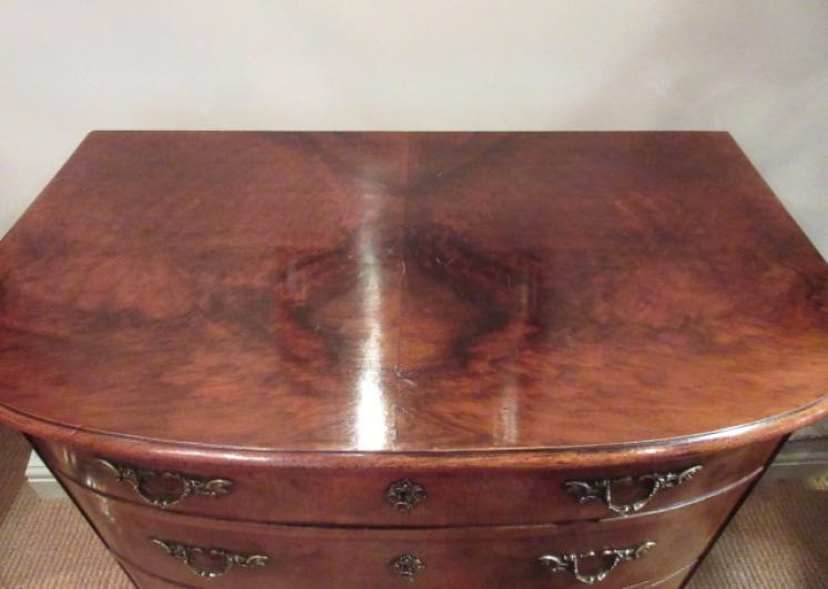 Top Quality Mid Victorian Walnut Bow Front Chest - Image 3
