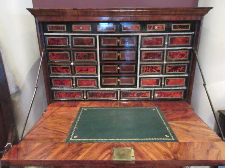 Outstanding William & Mary Period Burr Walnut Escritoire - Image 2