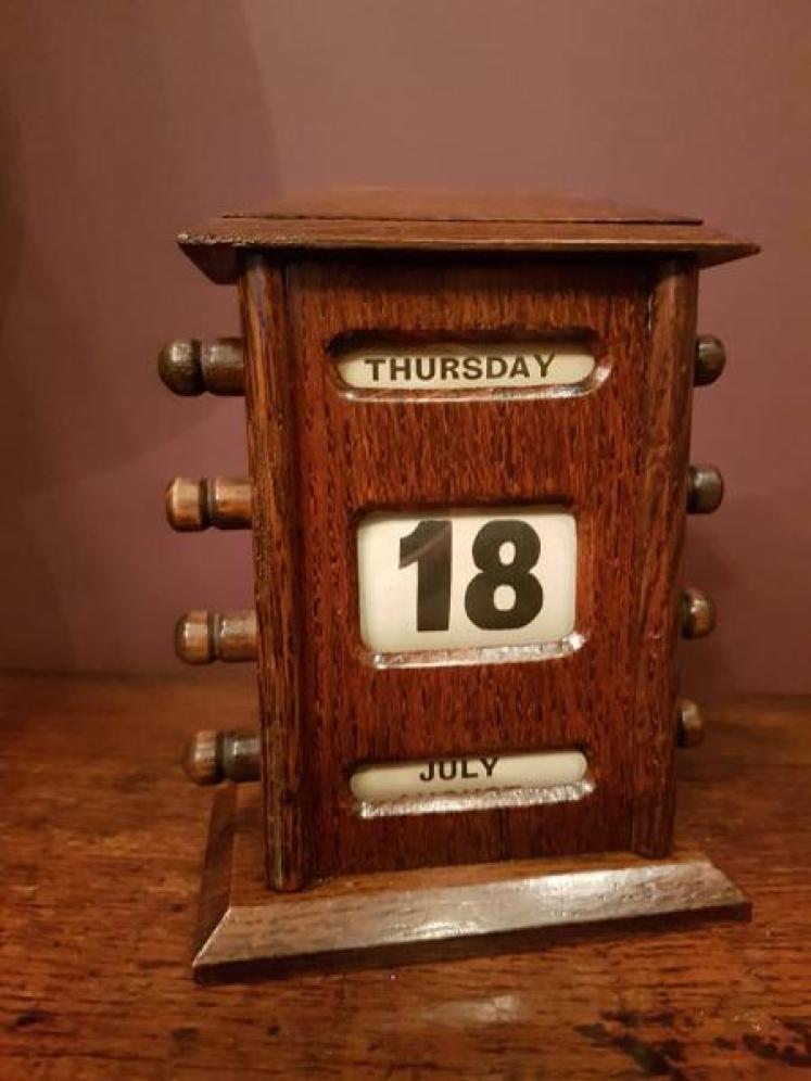 Edwardian Oak Perpetual Desk Calendar - Image 1