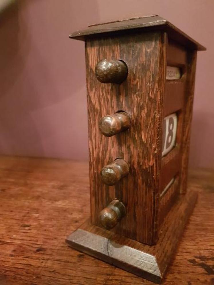 Edwardian Oak Perpetual Desk Calendar - Image 4