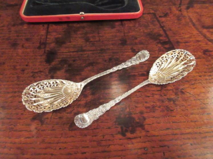 Boxed Pair of Victorian Silver Berry Spoons - Image 3