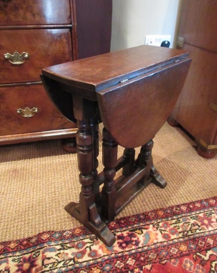 Small Early Georgian Style Drop Leaf Occasional Table - Image 1
