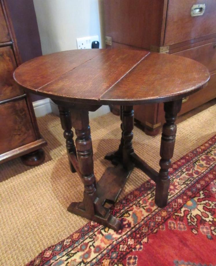 Small Early Georgian Style Drop Leaf Occasional Table - Image 2