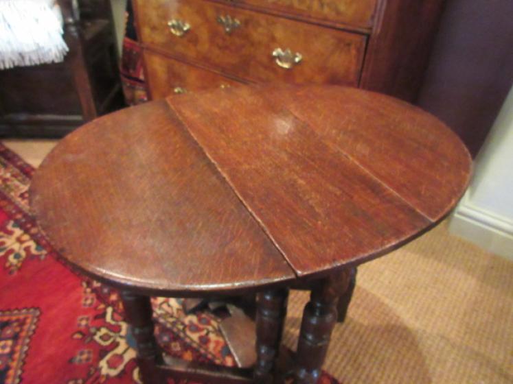 Small Early Georgian Style Drop Leaf Occasional Table - Image 3
