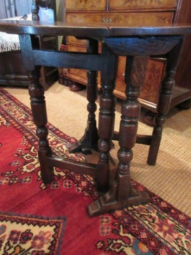 Small Early Georgian Style Drop Leaf Occasional Table - Image 4