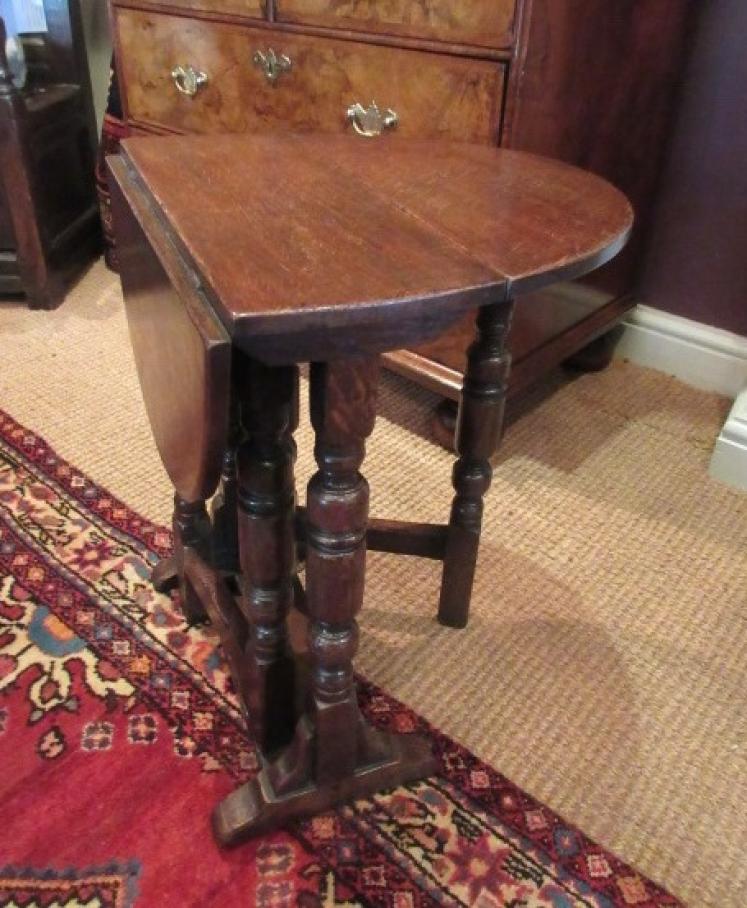 Small Early Georgian Style Drop Leaf Occasional Table - Image 5
