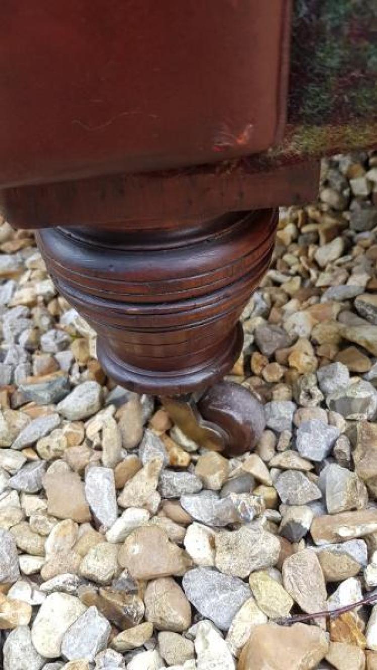 Superb Mid Victorian Leather Chesterfield Sofa - Image 3
