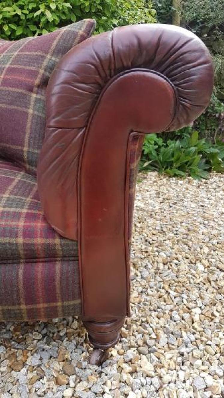 Superb Mid Victorian Leather Chesterfield Sofa - Image 4