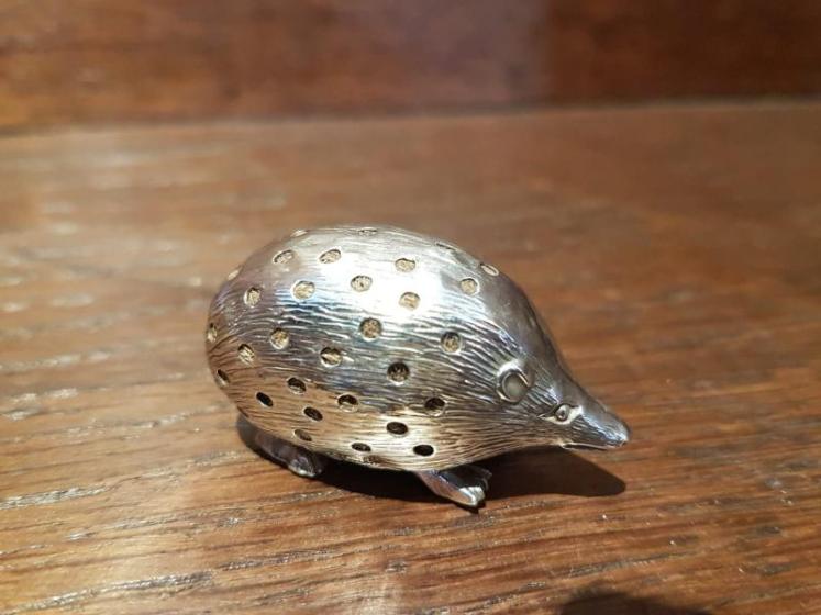 Levi & Salamon Silver Hedgehog and Hoglet Pin Cushions - Image 3