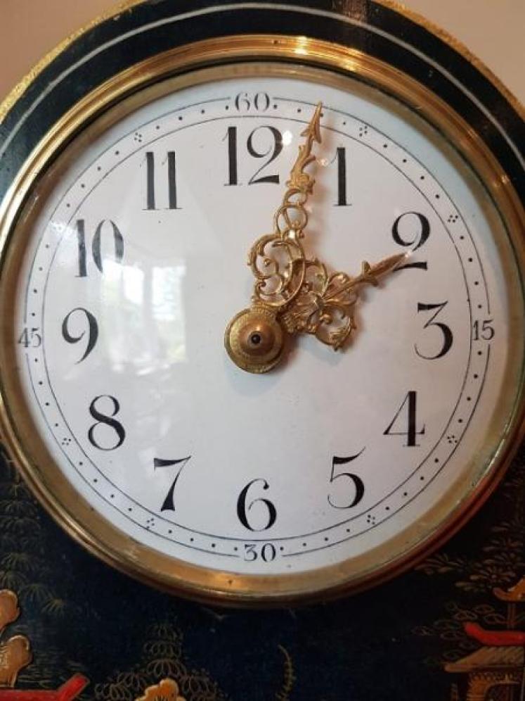 Edwardian Antique Chinioserie Lacquered Mantel Clock - Image 3