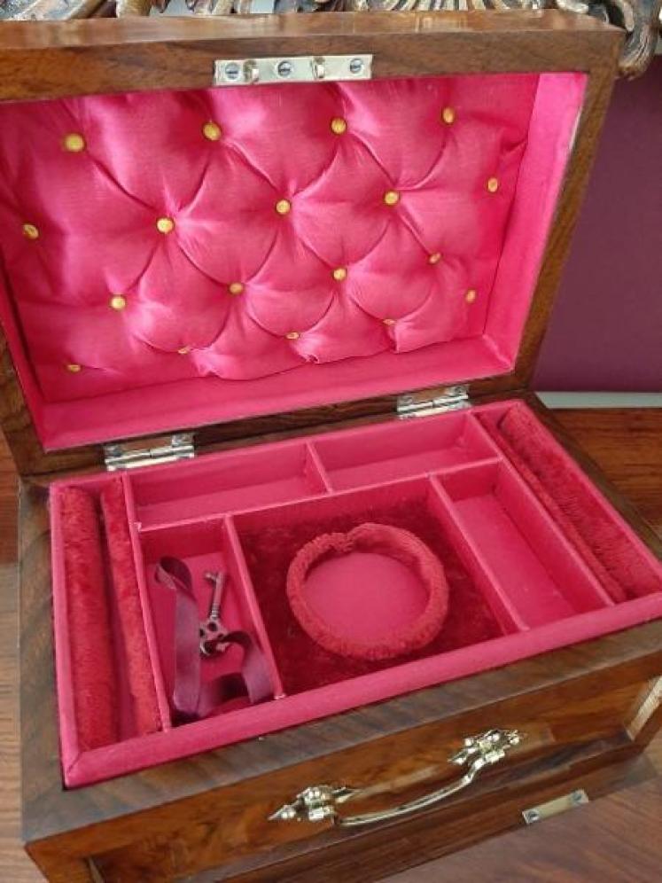 Superb Mid Victorian Antique Figured Walnut Jewellery Box - Image 2