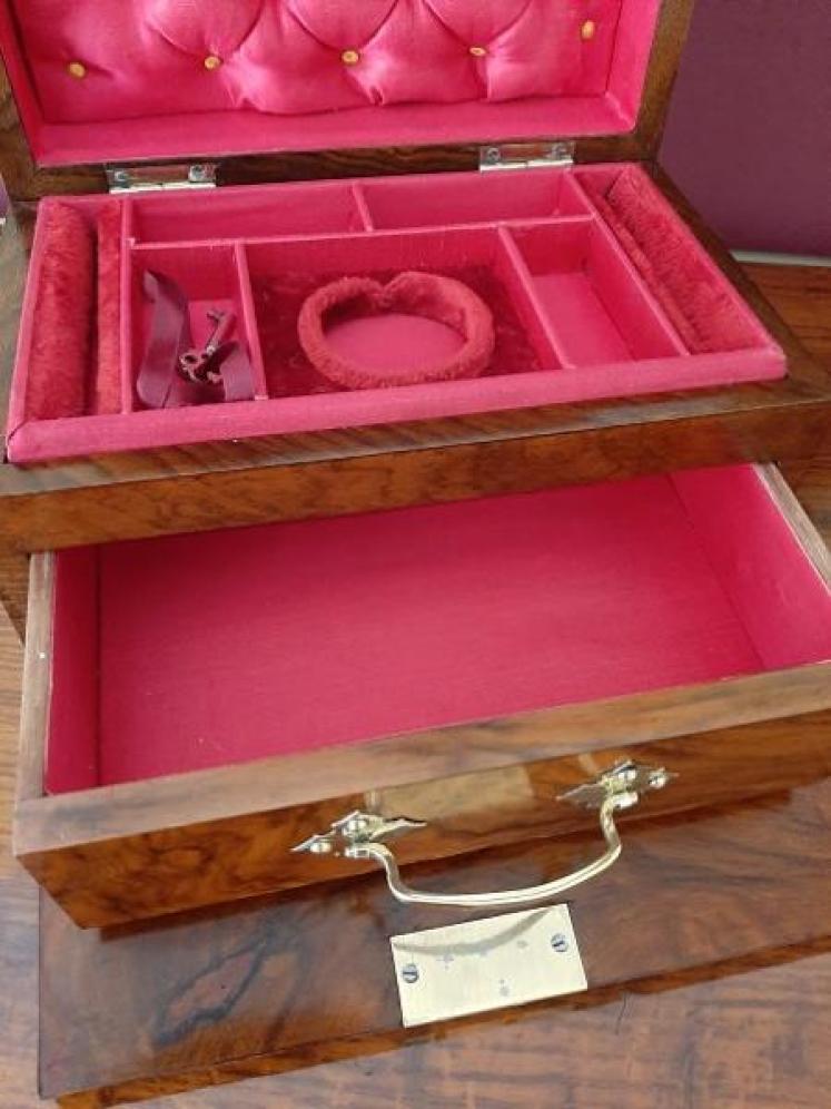 Superb Mid Victorian Antique Figured Walnut Jewellery Box - Image 3