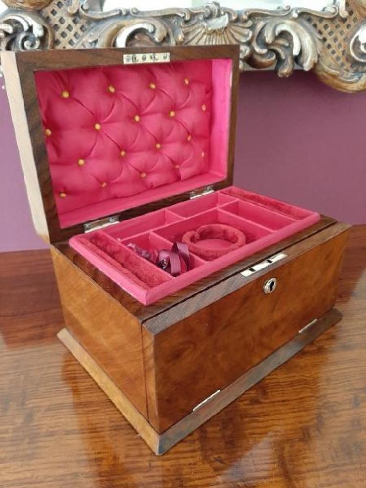 Superb Mid Victorian Antique Figured Walnut Jewellery Box - Image 4