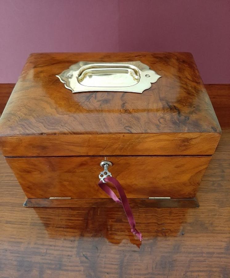 Superb Mid Victorian Antique Figured Walnut Jewellery Box - Image 5