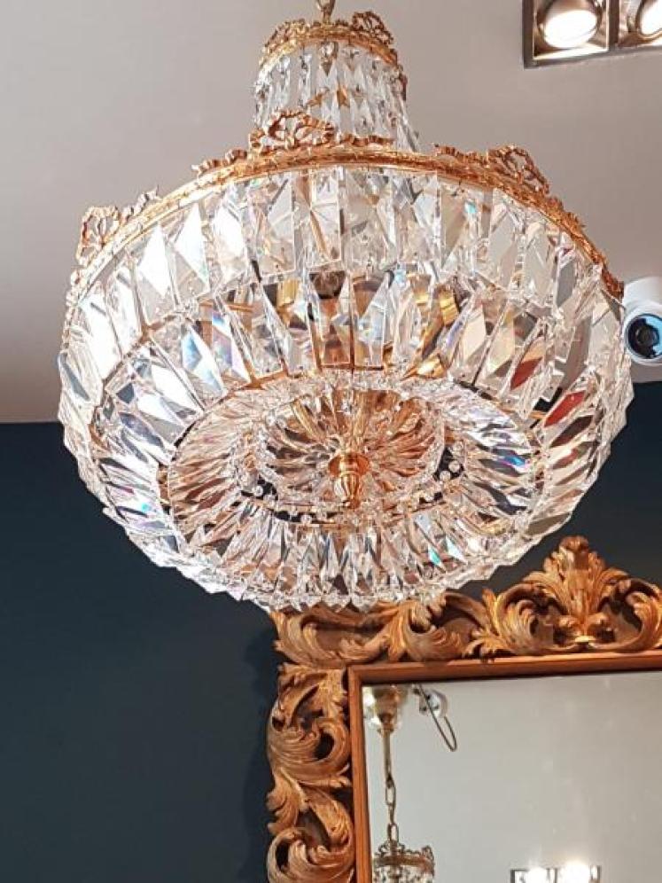 Superb Edwardian Cut Crystal and Gilt Bronze Chandelier  - Image 2