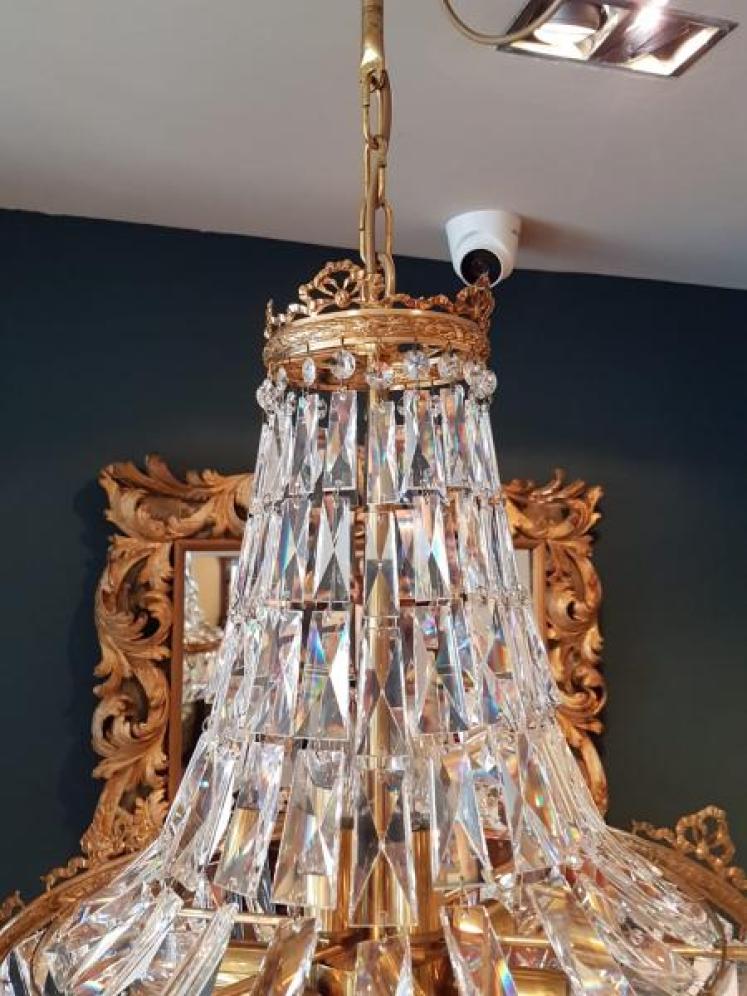 Superb Edwardian Cut Crystal and Gilt Bronze Chandelier  - Image 3